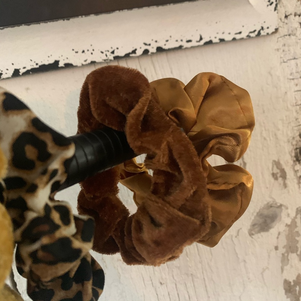 {LEOPARD} animal print scrunchies set of 4 - Picture 2 of 3